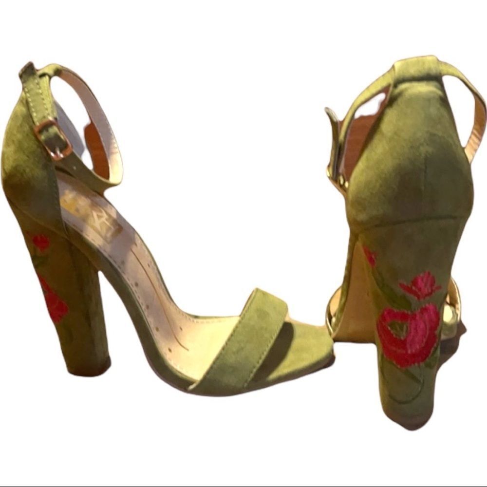 FRH  Green Suede Ankle Strap Open Toe Block Heels Size 5.5